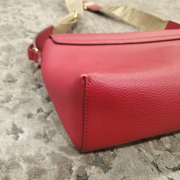 Burberry Medium Vintage Check Note Leather Logo Strap Crossbody Bag in Red - Picture 5 of 8